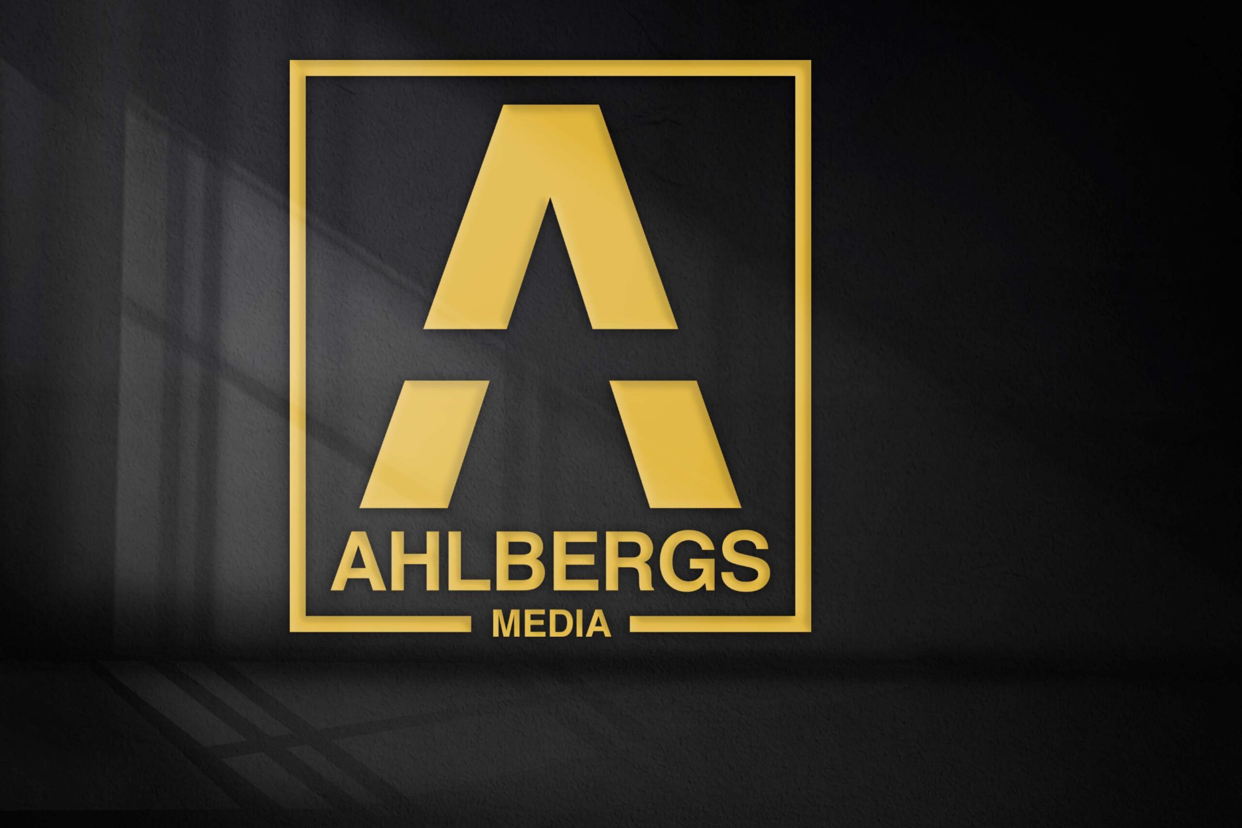 ahlbergs media logotyp i mörkt illustrerat rum
